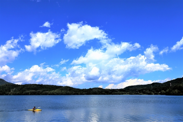 【推奨写真】青木湖の紺碧の水面と紅葉— 10月中旬、湖岸からのリフレクションショット