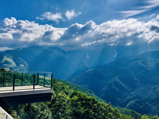 【推奨写真】白馬岩岳マウンテンリゾートの展望テラス「ヤッホースウィング」— 人物が空中に浮かぶような絵になるアングル