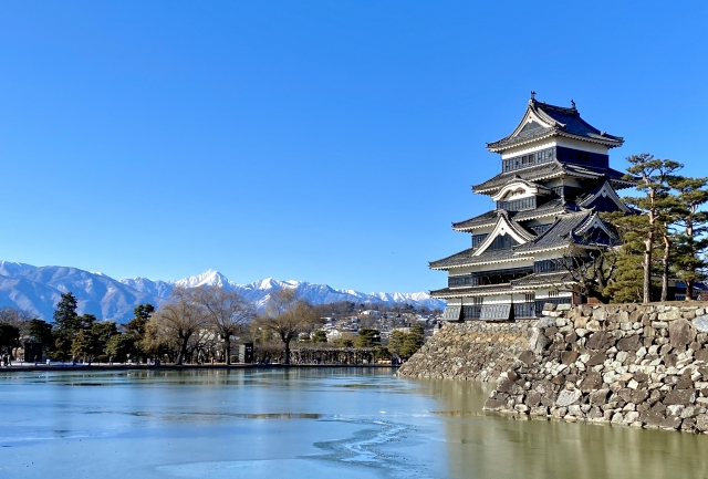 【推奨写真】国宝松本城と水堀に映る逆さ城— 早朝・夕暮れ・雪景色の3シーズン別写真があると理想的