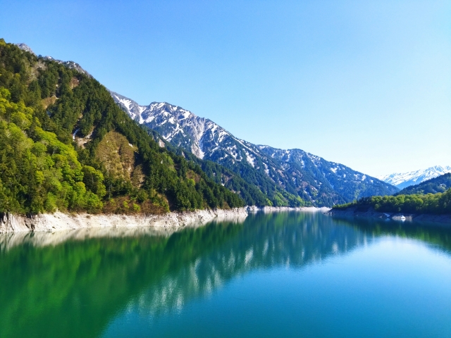 【推奨写真】黒部湖を遊覧するガルベ船から見た後立山連峰のパノラマ— 湖面の深いコバルトブルーが際立つ