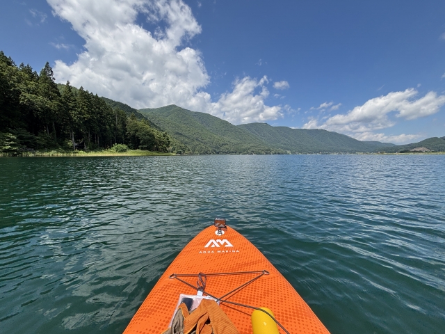 【推奨写真】木崎湖の湖畔と後立山連峰— 朝靄のかかる静かな夜明けシーンが最高