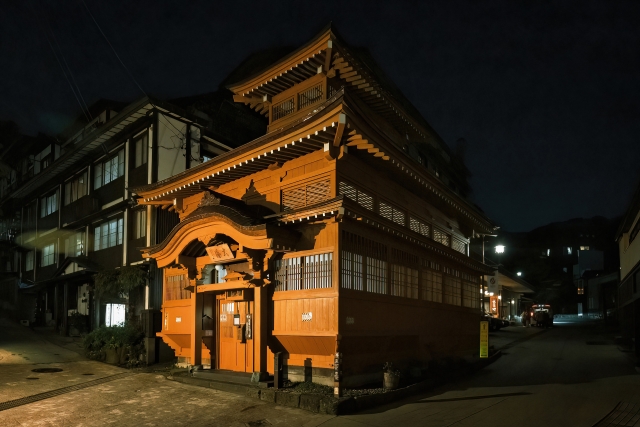 【推奨写真】野沢温泉村の温泉街と雪道— 情緒ある湯煙の上がる路地裏