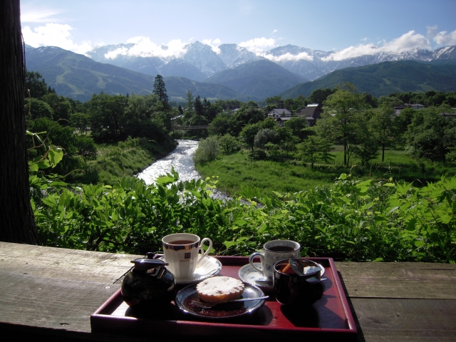 【推奨写真】白馬村の石畳の小路とおしゃれなカフェ外観— ヨーロッパのリゾート村のような雰囲気