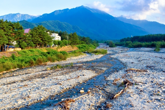 【推奨写真】大町温泉郷の露天風呂から見た北アルプスの峰— 登山後の疲れが吹き飛ぶ一枚